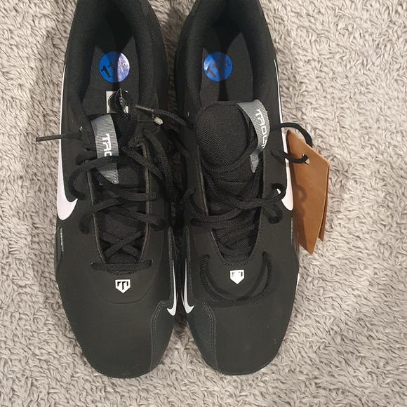 Nike Black and White Sneakers - Picture 2 of 8